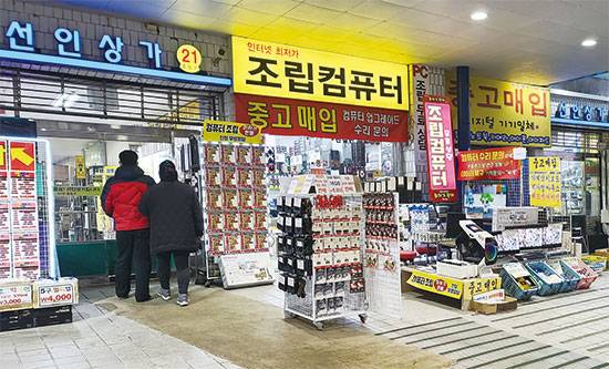 그래픽카드 가격 급증으로 인해 PC 가격이 천정부지로 치솟는 중이다. 용산 전자상가에서는 한결같이 ‘지금 PC는 금값’이라는 대답이 돌아왔다. <윤관식 기자>