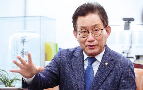 더불어민주당 소속 국회 교육위원회 유기홍 위원장. 이상섭 기자