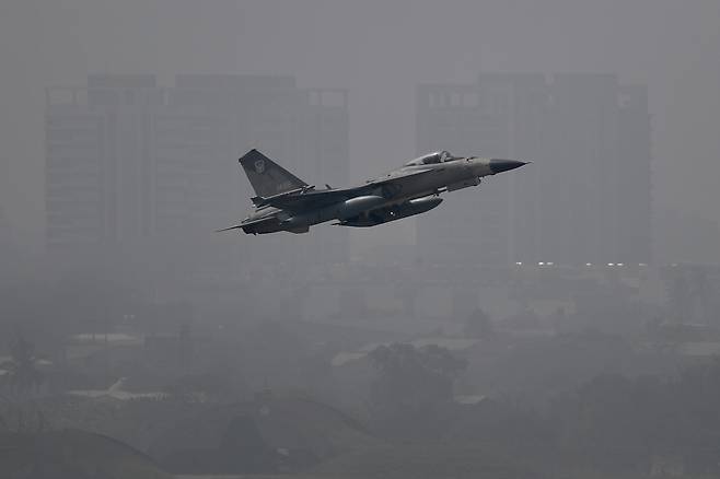 대만산 전투기 IDF가 26일 타이난 공군기지 인근 상공에서 공중 훈련을 하고 있다.[EPA]