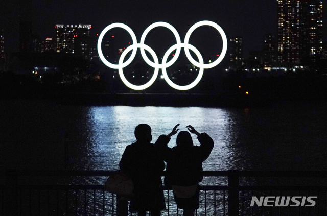 [도쿄=AP/뉴시스]일본 내 코로나19 감염 사례가 증가하면서 도쿄 올림픽 개최 중단에 대한 요구가 커지는 가운데 13일 발표된 한 여론조사 결과 일본 국민의 16%만이 올림픽을 예정대로 '개최해야 한다'라고 답한 것으로 나타났다. 국제올림픽위원회(IOC)와 국내조직위원회는 올림픽의 재차 연기는 불가능하며, 취소나 강행만이 유일한 선택이라고 밝혔다. 사진은 지난해 12월 1일 도쿄의 오다이바 해상에 떠 있는 오륜 마크 모습. 2021.01.13.