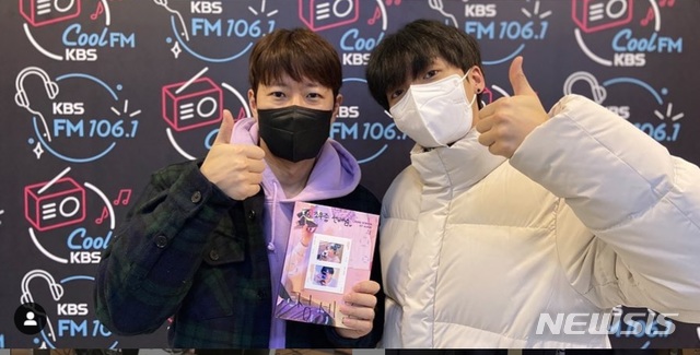 On the morning of the 27th, KBS Cool FM Cho U-jongs FMSadsacks Go to War appeared as a guest.On this day, DJ Cho U-jong asked Jing Se-won if he had a shower habit, and Jing Se-won said, I wash my head before my body gets wet.I bring my head first to the shower, he replied.When Cho U-jong said, Have you been washing your hair today? Jeong Se-woon said, Ive been wrapped up; I only used shampoo today.Cho U-jong laughed, saying, In the future, use treatments.Jeong Se-woon also sang live on the spot, recommending a listener to Daylakes Ill Let You Walk the Flower Road Song.Jeong Se-woon said: My mother recently heard this song, she came to me to listen to it and said, Whats the song title?My mother asked me to keep listening, so I heard it five or six times in a row. Cho U-jong asked, Mr. Jeong Se-woon is a filial piety? and Jeong Se-woon said, It is still lacking.I will do more in the future, he said.Cho U-jong, who talked with Jeong Se-woon, said, (Jeong Se-woon) would be a little like You Hee-yeol if Age was more.I do not know the usual personality, but it is flexible and relaxed. sympathy media