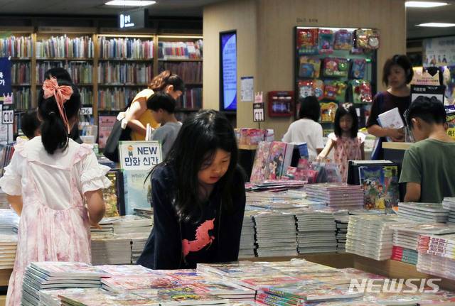 【서울=뉴시스】박미소 기자 = 여름방학 기간인 7일 오후 서울 종로구 소재의 한 서점에 더위를 피해 서점으로 온 학생들로 붐비고 있다. 2019.08.07. misocamera@newsis.com