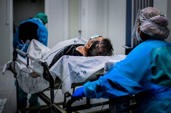 코로나19 환자 이송하는 포르투갈 의료진. 연합뉴스