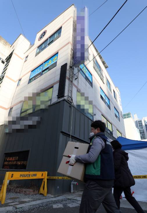 신종 코로나바이러스 감염증(코로나19) 집단확진이 발생한 광주 광산구 운남동 광주 TCS 국제학교에서 방역 당국 관계자가 생필품 상자를 지급하고 있다. 연합뉴스