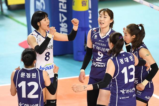 최근 여자부에서 기세가 좋은 한국도로공사는 현대건설을 꺾고 3위 경쟁에서 가장 앞선 자리를 유지했다. 한국배구연맹 제공