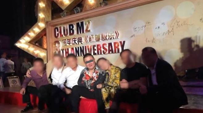 중국 윈난성 쿤밍시에서 '밤의 형님'으로 통했던 쑨샤오궈(가운데)