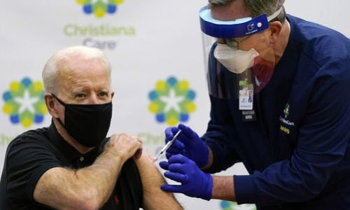 조 바이든 미국 대통령 당선인이 지난 11일 델라웨어주의 한 병원에서 신종 코로나바이러스 감염증(코로나19) 백신 2차 접종을 받고 있다. 뉴어크 AP=연합뉴스