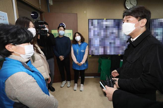 국민의당 안철수 대표가 27일 서울 남산 코로나19 생활치료센터를 방문해 현장에 파견된 의료진을 격려하고 있다. 국회사진기자단