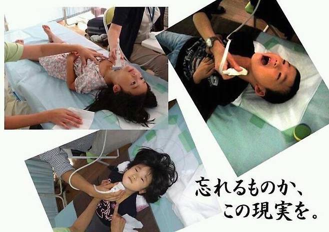 갑상샘 검사를 받는 일본 후쿠시마현 어린이들. 후쿠시마현 가와우치 마을 의회.
