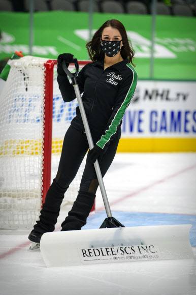 북미아이스하키리그(NHL) 댈러스 스타스의 아이스걸이 26일(현지시간) 미국 텍사스주 댈러스의 아메리칸 에어라인스 센터에서 열린 댈러스 스타스와 디트로이트 레드 윙스와의 경기 중 1 피리어드 종료후 아이스링크의 빙판을 고르며 청소하고 있다.USA TODAY 연합뉴스