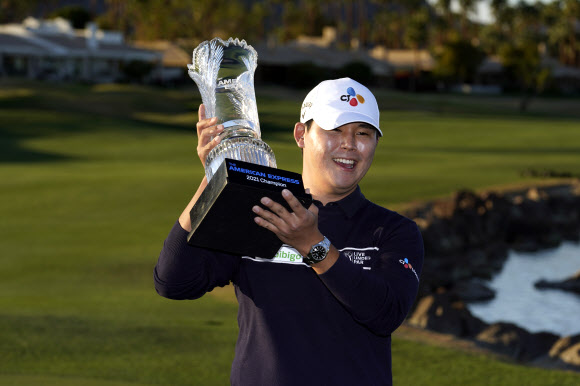 25일(한국시간) 최종합계 23언더파 265타로 PGA 투어 통산 세 번째 정상에 오른 김시우가 트로피를 들어 올리는 모습.라킨타 AP 연합뉴스