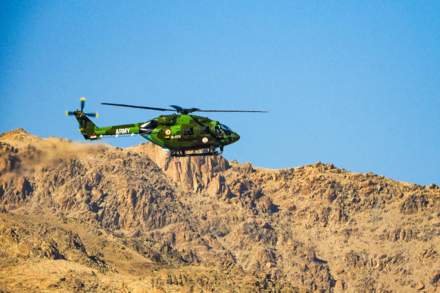 인도 육군 헬기가 인도와 중국이 국경을 맞대고 있는 라다크의 산악지대 위를 비행하고 있다./AFP 연합뉴스