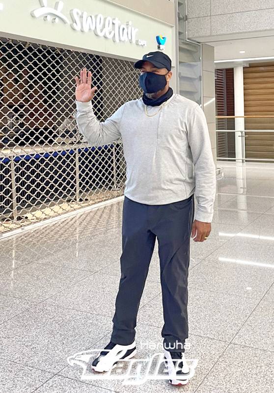 27일 오전 인천국제공항을 통해 입국한 한화 신임 조니 워싱턴 타격코치. 한화 이글스 제공