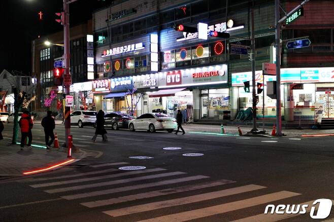 충북 영동군청 인근 사거리에  설치된 바닥형 LED보조신호등. (영동군 제공)© 뉴스1