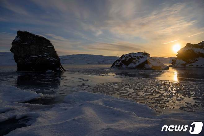 눈과 얼음으로 덮인 아이슬란드 남서부의 한 호수 © AFP=뉴스1