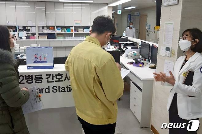괴산군보건소가 성모병원의 감염관리 준수여부를 긴급 점검하고 있다.(괴산군 제공)© 뉴스1