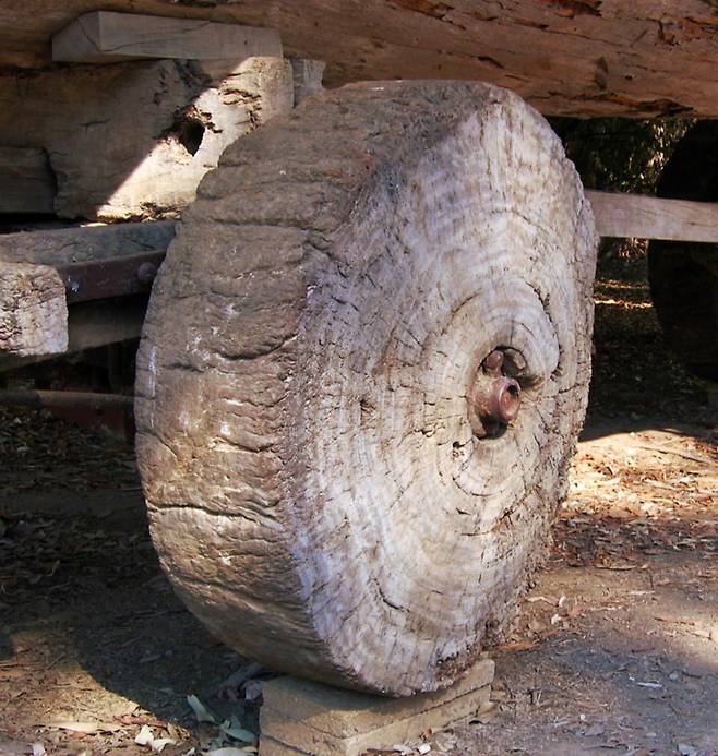 나무로 만든 원시적인 바퀴 / 사진출처 = 위키피디아