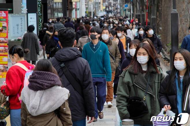 일본 거리에서 마스크를 쓴 시민들이 걷고 있다. © AFP=뉴스1