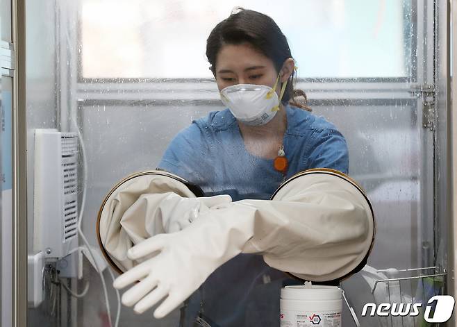 28일 국내 첫 접종이 시행될 서울 중구 국립중앙의료원에서 의료진이 분주한 모습을 보이고 있다. 2021.1.28/뉴스1 © News1 이재명 기자