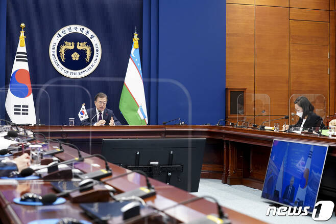 문재인 대통령이 28일 오후 청와대에서 샤브카트 미르지요예프 우즈베키스탄 대통령과 화상 정상회담을 하고 있다. 2021.1.28/뉴스1 © News1 이광호 기자
