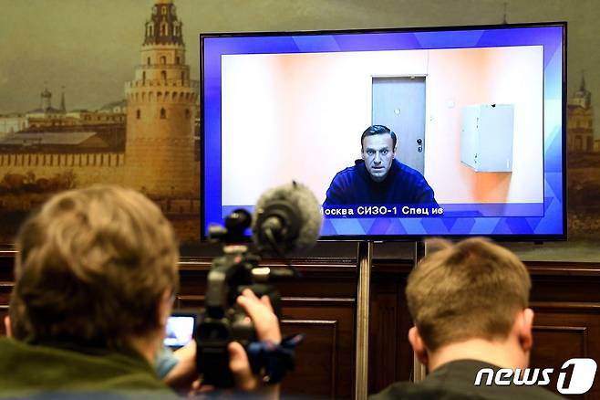 28일 알렉세이 나발니가 모스크바 주법원 구속적부심에 화상으로 참여하고 있다. © AFP=뉴스1