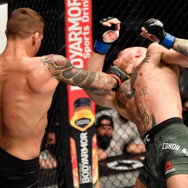 UFC 257에서 포이리에(왼쪽)가 맥그리거를 공격하고 있다. 사진출처 | UFC SNS