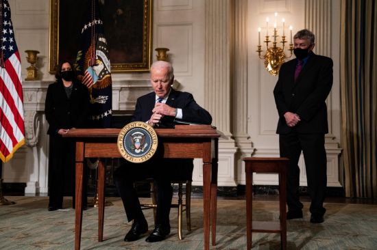 조 바이든 미국 대통령이 기후변화 대응과 관련된 행정명령과 대통령 각서에 서명하고 있다. [이미지출처=EPA연합뉴스]