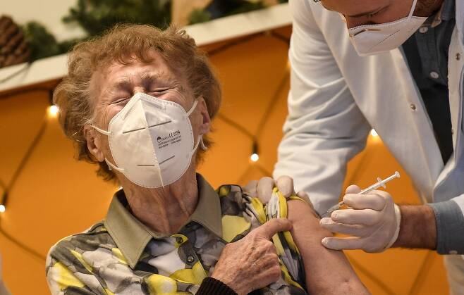 27일 독일 쾰른의 한 요양원에서 할머니가 코로나 백신 접종을 받고있다./AP 연합뉴스