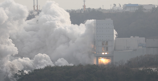 28일 오후 3시 전남 고흥 나로우주센터에서 누리호 1단 엔진 4기의 종합연소시험이 30초간 진행됐다. /항우연 제공
