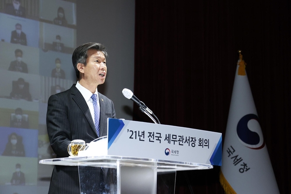 김대지 국세청장이 28일 열린 전국세무관서장회의에서 인사말을 하고 있다. /국세청