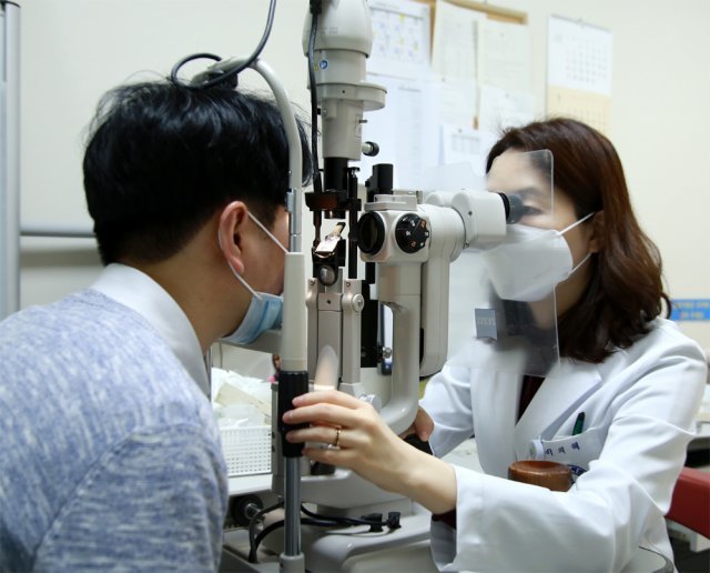 인제대 상계백병원 이지혜 안과 교수가 안구건조증을 호소하는 환자의 눈 상태를 점검하고 있다. 상계백병원 제공