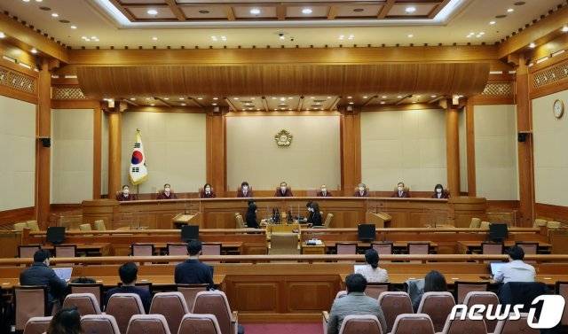 유남석 헌법재판소장과 헌법재판관들이 28일 오후 서울 종로구 헌법재판소 대심판정에서 열린 고위공직자범죄수사처(공수처)에 대해 청구된 헌법소원 심판 사건 선고를 위해 입장해 자리에 앉아있다. 2021.1.28/뉴스1 (서울=뉴스1)