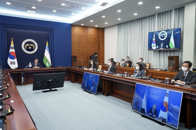 문재인 대통령이 28일 오후 청와대에서 샤브카트 미르지요예프 우즈베키스탄 대통령과 화상 정상회담을 하고 있다. 청와대 제공