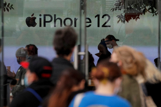 애플의 분기 매출이 사상 처음으로 1000억달러를 넘어섰다. 로이터 연합뉴스