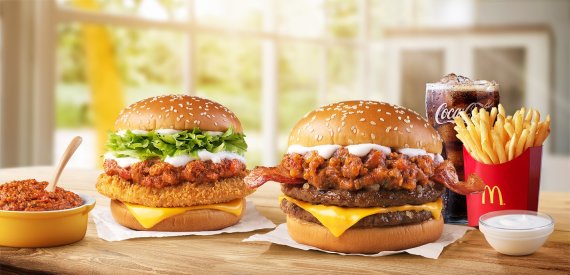 맥도날드 신제품 '미트칠리 비프버거'(오른쪽)과 '미트칠리 치킨버거'