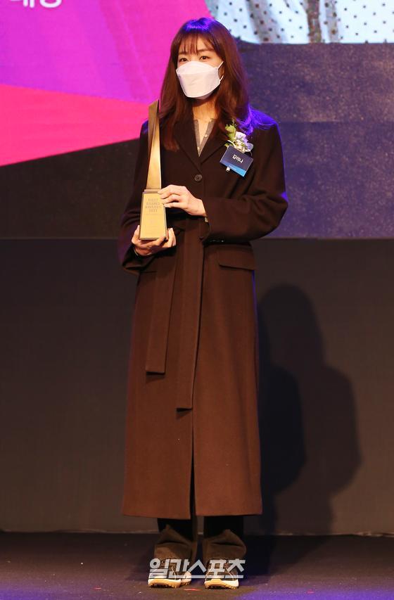 The lyricist Kim Eana attends the 2021 South Korea First Brand Grand Prize, which was held as Contactless on the afternoon of the 28th, and has photo time.