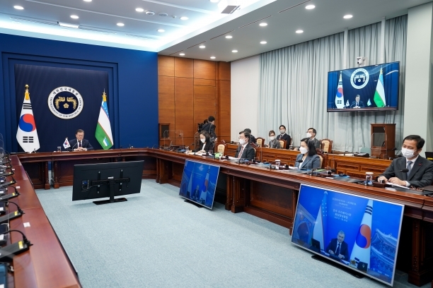 문재인 대통령이 28일 오후 청와대에서 샤브카트 미르지요예프 우즈베키스탄 대통령과 한-우즈베키스탄 화상 정상회담을 하고 있다.  [뉴시스]