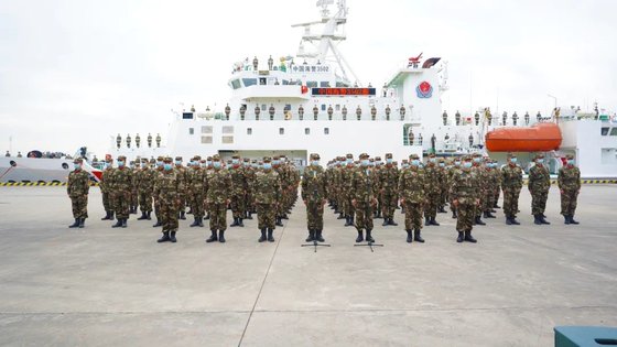 중국 해경 부대원이 부두에서 점호를 받고 있다. [중국해경 위챗 캡처]