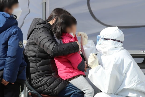 28일 경북 안동시보건소에 마련된 선별진료소에서 어린이를 동반한 가족이 코로나19 진단검사를 받고 있다. /사진=뉴스1