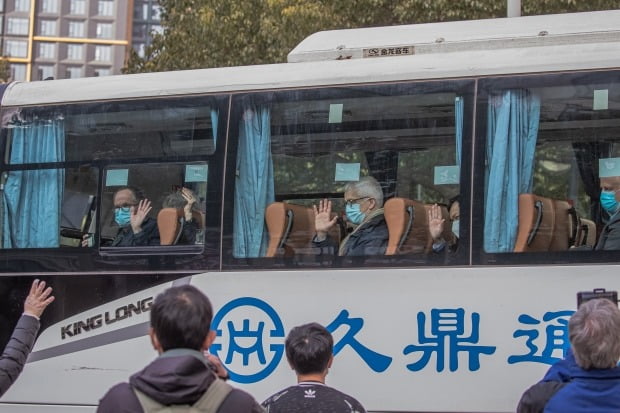 코로나19 기원 조사에 나선 세계보건기구(WHO) 팀원들이 28일 2주간 격리 생활을 했던 중국 우한 시내 호텔을 떠나면서 손을 흔들고 있다. /사진=EPA