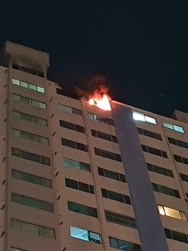 27~28일 밤새 두차례 화재가 발생한 부산 광안동의 한 아파트. 부산경찰청 제공