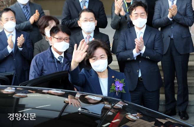 Justice Minister Choo Mi-ae officially leaves the office on January 27 and waves as she heads out of the justice ministry building at the government complex in Gwacheon. Kim Young-min