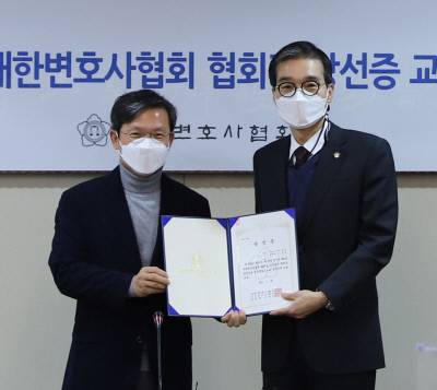 이종엽 신임 대한변호사협회장 당선자(오른쪽)가 28일 서울 강남구 대한변협회관 대회의실에서 이백수 대한변협 선거관리위원장으로부터 당선증을 받고 있다. 대한변협 제공