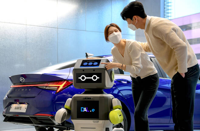 DAL-e, a customer service robot stationed at Hyundai Motor’s Songpa store (Hyundai Motor Group)