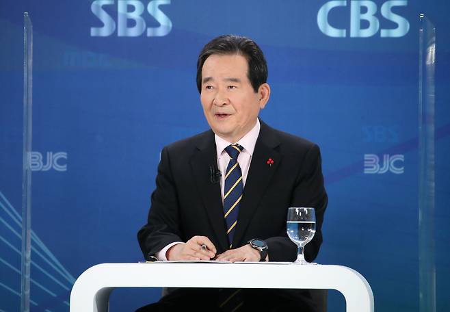 Prime Minister Chung Se-kyun speaks with reporters in Yangcheon-gu, Seoul, Thursday. (Yonhap)