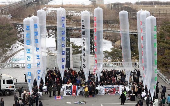 A North Korean defectors’ group prepares to dispatch balloons carrying propaganda leaflets to North Korea from the Imjin Pavilion near the border in 2011. [KANG JUNG-HYUN]