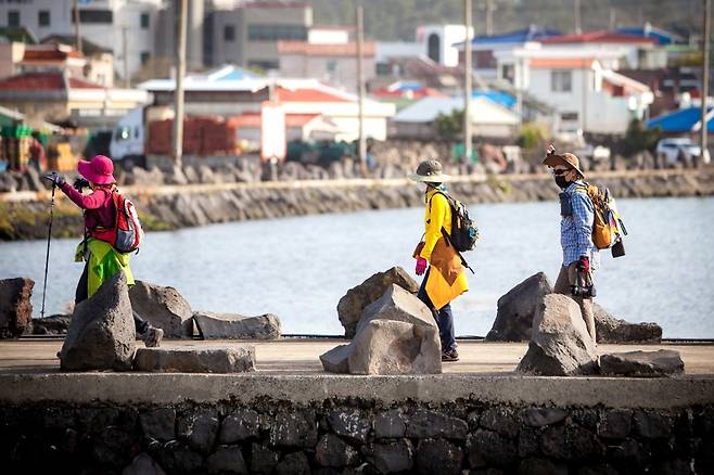 제주 올레길을 걷는 여행자 / 사진 = 제주올레