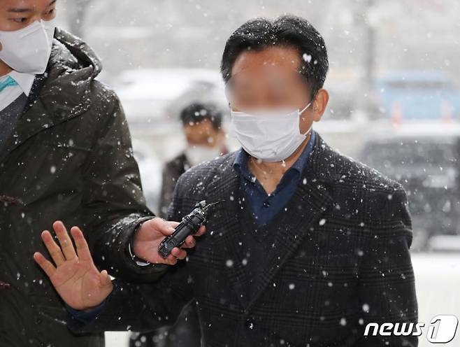 (서울=뉴스1) 박지혜 기자 = 옵티머스자산운용 경영진의 펀드 사기 사건에 연루 의혹을 받고 있는 선박 부품 제조업체 해덕파워웨이 자회사인 세보테크의 고모 전 부회장이 28일 서울 서초구 중앙지법에서 열린 구속 전 피의자심문(영장실질심사)에 출석하고 있다. 2021.1.28/뉴스1