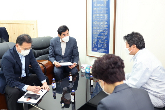 김상돈 시장(왼쪽 두번째)이 중소기업육성자금 지원을 위한 회의를 진행하고 있다. / 사진제공=의왕시