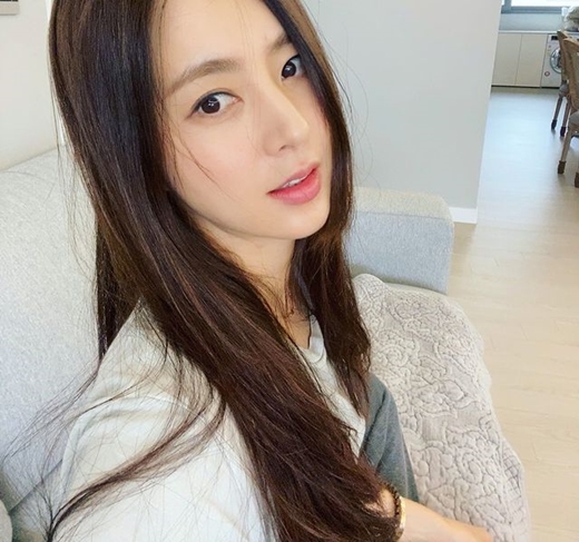 Actor Han Chae-ah (real name Kim Seo-hyun and 39) boasted about beautiful looks with recent events.I dont want to go out because Im snowing..., Han Chae-ah wrote briefly and posted the photo on Instagram on Friday, a selfie photo of Han Chae-ah.It is a photo taken with the so-called Ulzang angle, and Han Chae-ah, who naturally hangs his long hair, boasts extraordinary beautiful looks such as big eyes and a stiff nose.Even though it is a modest routine, Han Chae-ahs beautiful looks stand out.Han Chae-ah, who revealed the peaceful routine he spends at House on the 27th, said: Low afternoon.You do not answer even if you call it # TuneTimi , and also released a luxurious living room, such as a spacious living room, open view, and mini slides.Han Chae-ah married Cha Se-chi, the son of Cha Bum-geun, 68, a former national football team manager, in 2018.